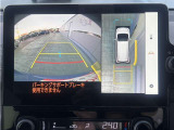 パノラミックビューモニター付きです。車両を上から見たような映像をディスプレイオーディオ画面に表示。運転席からの目視だけでは見にくい、車両周辺の状況をリアルタイムでしっかり確認できます。