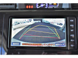 バックガイドモニター付き。車両後方の映像をナビ画面に表示し、駐車などの後退操作をサポートします。