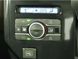 オートエアコンを装備しておりますので、四季を通じて車内を快適な温度に保つことが出来ます!高級感が有りますね!