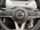 ハンドルには、アクセルペダルを踏まずに定速走行し疲労軽減に貢献するクルーズコントロールと、ハンドルから手を離さずにオーディオを操作できるので安全性がとても上がるステアリングリモコンが付いています!