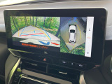 【パノラミックビューモニター】専用のカメラにより、上から見下ろしたような視点で360度クルマの周囲を確認することができます☆死角部分も確認しやすく、狭い場所での切り返しや駐車もスムーズに行えます。