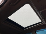 【サンルーフ】開放感たっぷりの希少装備、サンルーフが装着されています!車内に明かりを取り入れたり景色を楽しむ以外にも、車内の空気も簡単に換気できて快適です!