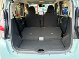 写真のように後部座席を倒せば、より、広々♪