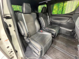 後部座席も気になるようなキズ・汚れやへたり等、大きなダメージはなく、良好な状態です。