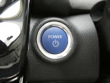【プッシュスタート】スマートキーを携帯して、ブレーキを踏みながらスタートスイッチを押すだけでエンジンがかけられます。