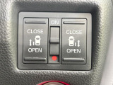 【両側パワースライドドア】スマートキーや運転席のスイッチで後席両側スライドドアの開閉が可能♪電動だから力を入れてドアを開ける必要が無く、小さなお子様でも簡単に開け閉めでき快適です♪
