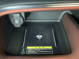 センターコンソールにはワイヤレス充電器を装備してます。Qi(チー)規格対応のスマートフォンなどを置くだけでワイヤレスで充電可能です。またスマートフォンの充電可能なUSB端子なども別途装備しています。