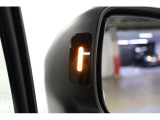 左右の後方から車やオートバイが近づくとミラーの内側が光りドライバーに注意喚起をしてくれます。
