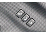 運転席のシートポジションを記憶させることができます。ボタンを押すと設定したポジションに電動で移動してくれます。