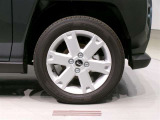 純正のアルミホイール装着車です。タイヤサイズは165/65R15です。