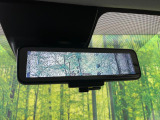 【インテリジェントルームミラー】後席の大きな荷物や同乗者で後方が確認しづらい時でも安心!カメラが撮影した車両後方の映像をルームミラー内に表示。クリアな視界で状況の確認が可能です!