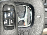 【Hondaスマートキー】カバンやポケットに入れたままでもドアの施錠・解錠が可能なスマートキーを装備。エンジンのオン・オフ時もカギを取り出す必要が無いからとっても便利です♪