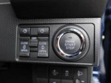 電子カードキーをポケットやバッグの中に入れておいたままでも、ブレーキを踏みながらボタンを押すだけで、スマートにエンジンスタートできます♪