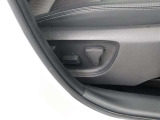 パワーシート搭載。微妙な調整が手軽にでき、ピッタリのポジションで運転することが可能です。