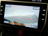 【バックカメラ】バックカメラ装着車です。バックする時に、後方の様子をナビ画面に表示します!慣れない駐車場での駐車や、せまい場所での車庫入れの時も、安全確認OK!思いがけずコツン!なんて事も防げますヨ