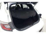 ラゲッジボード付きのラゲッジルーム、旅行やお買い物、レジャーにも重宝します。また、ラゲッジボードを外し、リアシートを畳めば普段搭載出来ない大きな荷物を搭載することも出来ます。