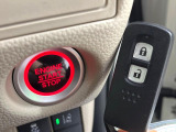 【Hondaスマートキー】カバンやポケットに入れたままでもドアの施錠・解錠が可能なスマートキーを装備。エンジンのオン・オフ時もカギを取り出す必要が無いからとっても便利です♪