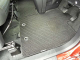 フロアマットも綺麗にクリーニングされています。