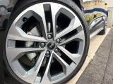 ●純正18インチアルミホイール:輸入車ならではの卓越した走りを支えるホイールと足回りです!日本車の走りに慣れている方にもぜひ体感して頂きたいほど、高いレベルでまとまっています!