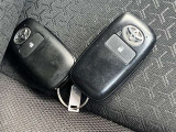 スマートエントリーキーシステムです。鍵を持っていればドアロック、解除、エンジン始動も楽チンです。イチイチ鍵を出す手間も無くなりますよ。悪天候時にも重宝しますね