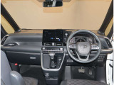 デザインもよく、居心地のよい運転席ですね。分かりやすいスイッチ類ですから操作もしやすく運転をサポートします。ぜひご来店いただき、実際にお座りいただいてステアリングを握ってみてください!