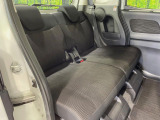 後部座席も気になるようなキズ・汚れやへたり等、大きなダメージはなく、良好な状態です。