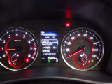 とっても見やすいメーターです。夜間時はラグジュアリーな気分にさせてくれる照明が魅力ですので、夜のドライブも楽しみになりますよ♪