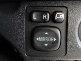 電動格納式ドアミラーを装備しています。