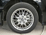 スポーティな印象を与える純正ホイールです。どこまでも走っていきたくなるようなデザインですね♪