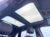 ●サンルーフ:開放感たっぷりの希少装備、サンルーフが装着されています!車内に明かりを取り入れたり景色を楽しむ以外にも、車内の空気も簡単に換気できて快適です!