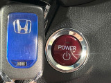 【Hondaスマートキー】カバンやポケットに入れたままでもドアの施錠・解錠が可能なスマートキーを装備。エンジンのオン・オフ時もカギを取り出す必要が無いからとっても便利です♪