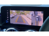【360度カメラシステム】リバースと連動し、車両後方の映像をディスプレィに表示歪みの少ないカメラにより鮮明な画像で後退の運転操作をサポートします。