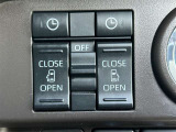 両側電動スライドドアのスイッチ付です。車内からもスイッチひとつで楽にドアの開閉が可能です。電動なので開閉時に力を使う必要がなく、半ドアになることもありません!