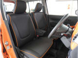 【清潔感のある運転席&助手席】隅々までクリーニングの行き届いた運転席&助手席。目立ったシミや汚れ等もございません。快適なドライブをどうぞ。