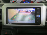 車両後方の映像を映すバックモニター。進路を確認しながら安全に車庫入れできます。