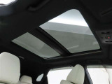 パノラマムーンルーフを装備しております。これがあるだけで解放感が違いますよね。
