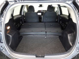 セカンドシートを倒した状態です。セカンドシートは独立可倒、荷物に合わせてラゲッジスペースをアレンジできます。
