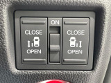 【両側パワースライドドア】スマートキーや運転席のスイッチで後席両側スライドドアの開閉が可能♪電動だから力を入れてドアを開ける必要が無く、小さなお子様でも簡単に開け閉めでき快適です♪