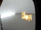 隣車線を走る車両をレーダーで検知し、ドアミラーでは確認しにくい後側方エリアに存在する車両に加え、急接近してくる車両も検知します。車両を検知するとドアミラーに搭載されたLEDインジケーターが点灯します。