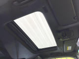 【サンルーフ】開放感たっぷりの希少装備、サンルーフが装着されています!車内に明かりを取り入れたり景色を楽しむ以外にも、車内の空気も簡単に換気できて快適です!