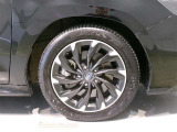 純正のアルミホイール装着車です。タイヤサイズは215/50R17です。
