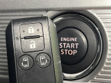 【キーレススタートシステム】カバンやポケットに入れたままでもドアの施錠・解錠が可能なスマートキーを装備。エンジンのオン・オフ時もカギを取り出す必要が無いからとっても便利です♪