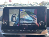 車を真上から見ているように、周囲の状況を把握しながら安心して駐車が行えるアラウンドビューモニター装備!