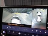 パノラミックビューモニター。車両を上から見たような映像を表示。運転席から目視しにくい車両周囲の状況をリアルタイムで確認できます。