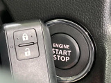 【キーレススタートシステム】カバンやポケットに入れたままでもドアの施錠・解錠が可能なスマートキーを装備。エンジンのオン・オフ時もカギを取り出す必要が無いからとっても便利です♪