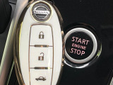 【インテリジェントキー】カバンやポケットに入れたままでもドアの施錠・解錠が可能なスマートキーを装備。エンジンのオン・オフ時もカギを取り出す必要が無いからとっても便利です♪
