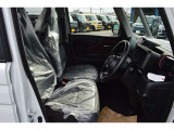 ☆ベンチシートになっており広くゆったりと運転をすることができます!
