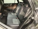 広々とした後部座席です♪気になるキズや汚れなどなく良好な状態です。