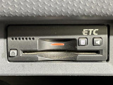 【ETC】有料道路を利用する際に料金所で停止することなく通過できる、ETC車載器(ノンストップ自動料金収受システム機器)が装備されています。セットアップを行うことで利用可能になります。