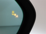 隣車線を走る車両をレーダーで検知し、ドアミラーでは確認しにくい後側方エリアに存在する車両に加え、急接近してくる車両も検知します。車両を検知するとドアミラーに搭載されたLEDインジケーターが点灯します。